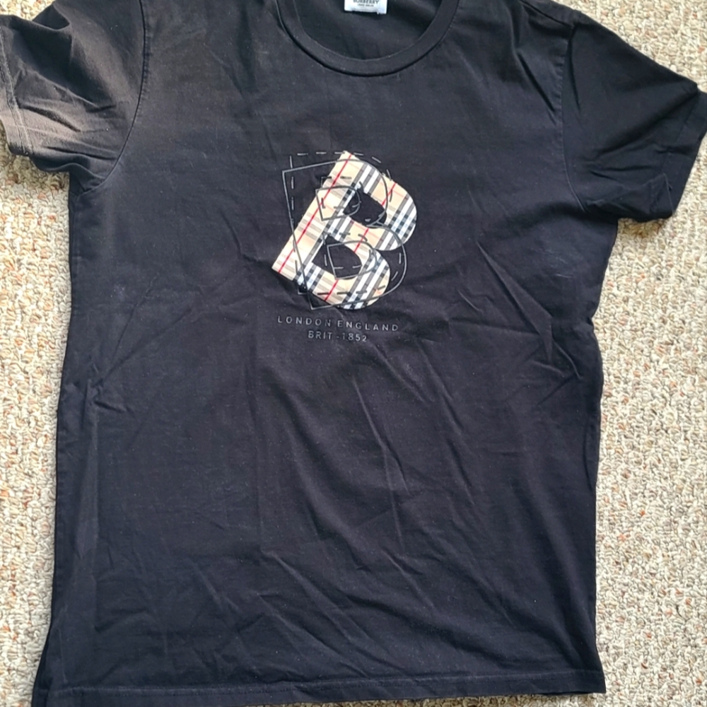 Burberry t-shirt large